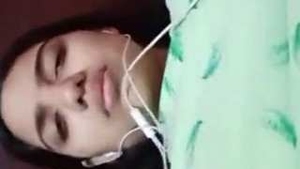 Desi girl chat and pees in video