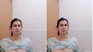 Indian girlfriend records sexy video for her lover