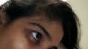 Desi babe gives a hot blowjob in VDO