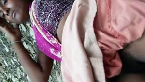 Indian girl in saree reveals her intimate parts in explicit video