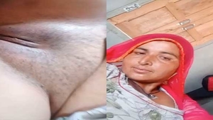 Mature bhabhi flaunts her mature pussy in Dehati video