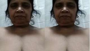 Explore the naked beauty of a Sri Lankan MILF