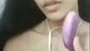 Indian beauty pleasures herself in steamy clip