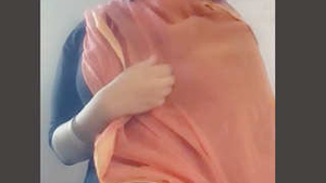 Indian girl flaunts her big breasts in a steamy video