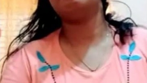 Sexy Desi bhabi flaunts her finger skills