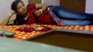 College girl's MMS shows her friend the ropes