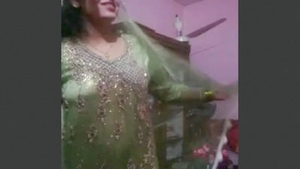 Beautiful and sexy Pakistani bhabi gives a BJ and gets fucked