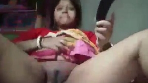 Bhabi in desi attire pleasures herself with Brinjal