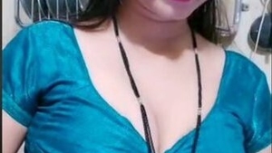 Beautiful Indian aunty's enticing cleavage on display when she removes her blouse