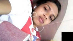 A girl from Sri Lanka reveals her intimate area