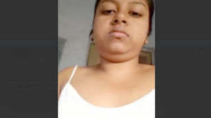 Desi babe with big breasts urinates for her lover in video