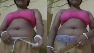 Curvy bhabi with a big belly button in steamy video