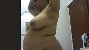 Indian aunt flaunts her large breasts in a steamy video