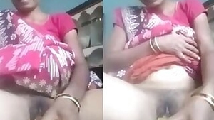 Telugu lady fucks her own cunt in a very hot fashion