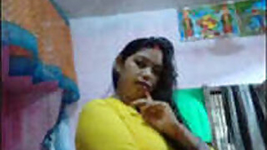 Sexy Bhabhi Shows Body