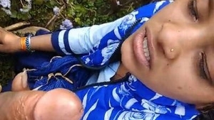 Outdoor Indian beauty gives a blowjob in a public park