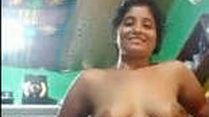 Village bhabhi reveals her ample bosom for the first time