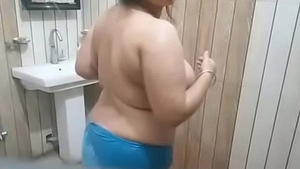 Big-breasted Bhabha gets naughty in the bathtub