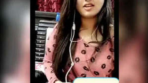 A Desi GF flaunts her breasts in a revealing video
