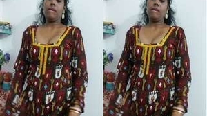 Desi Boudi flaunts her pussy in a naughty video