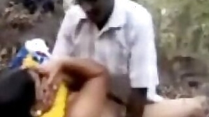 Driver se chudwakar desi aunty ne kiya jungle mai mangal