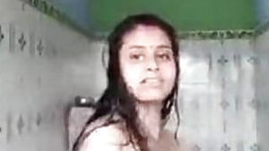 Desi sexy bhabi nude bath