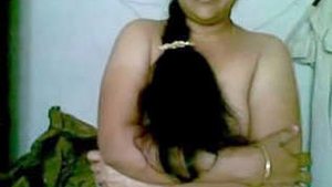 Indian hot bhabhi in sari gets naughty in MMS
