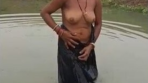Bhabhis enjoy outdoor bathing