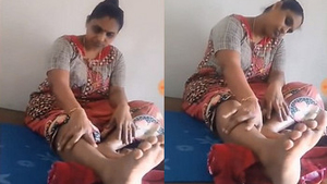 Aunty from India reveals her legs