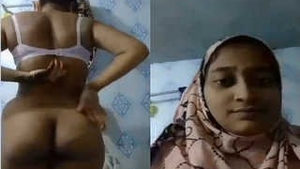 Adorable Indian girl flaunts her buttocks in naughty video
