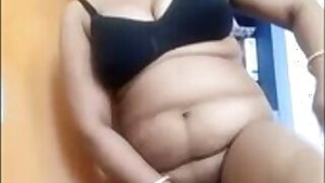 Mature bhabi taking full brinjal inside pussy