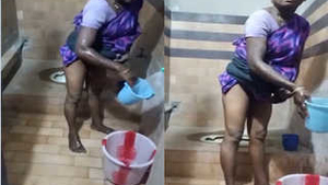 Desi aunty cleans up her pussy in exclusive video