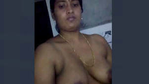 Beautiful Bhabhi flaunts her body in the bathroom