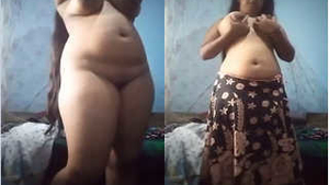 Exclusive video of a stunning Indian girl flaunting her assets