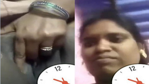 Indian bhabhi fingers herself in exclusive video