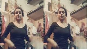 Cute Indian girl flaunts her pussy in exclusive video