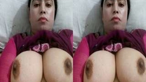 Pakistani babe flaunts her big boobs and pussy in exclusive video