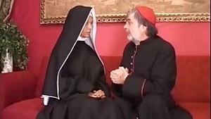 Suora troia scopa in culo col vescovo Sister slut sucks and fucks in the ass with