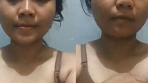 Cute Indian gal makes solo video hotter by flashing juicy tits