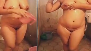 Bootylicious horny desi aunty taking a nude bath XXX video