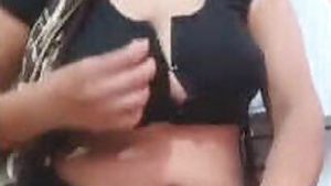 Desi bhabi shwo her big boobs